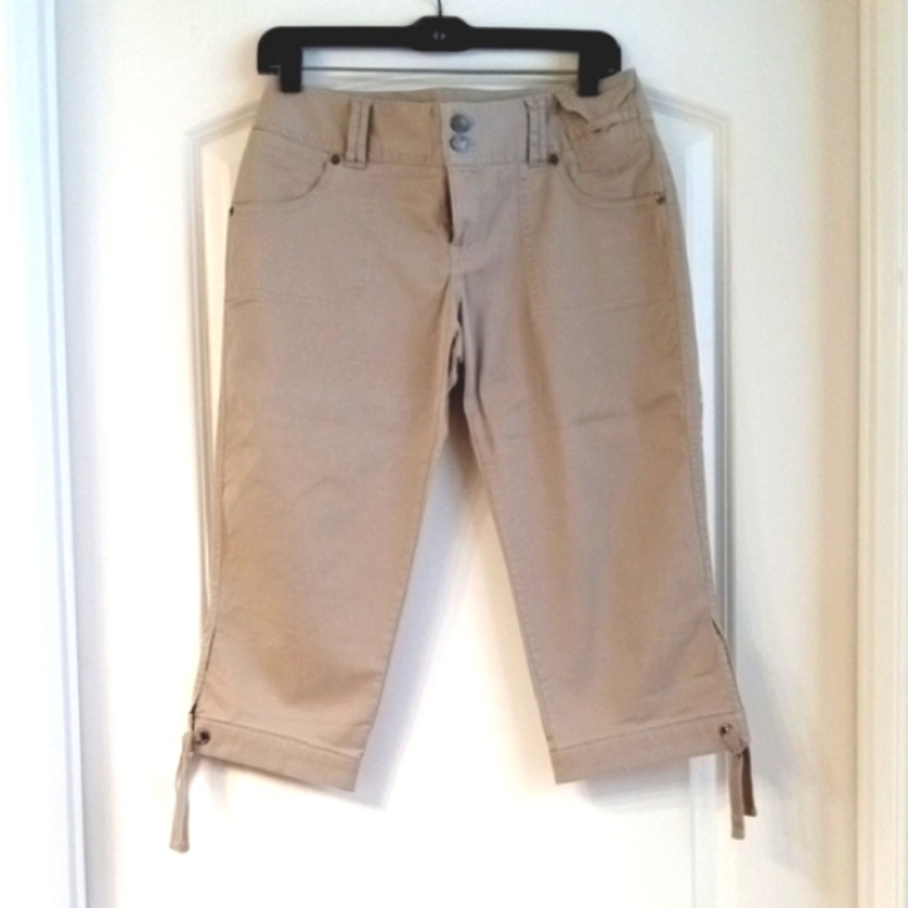 Moda International Women's Khaki Capris with Cute Back Pockets Details. Sz 2